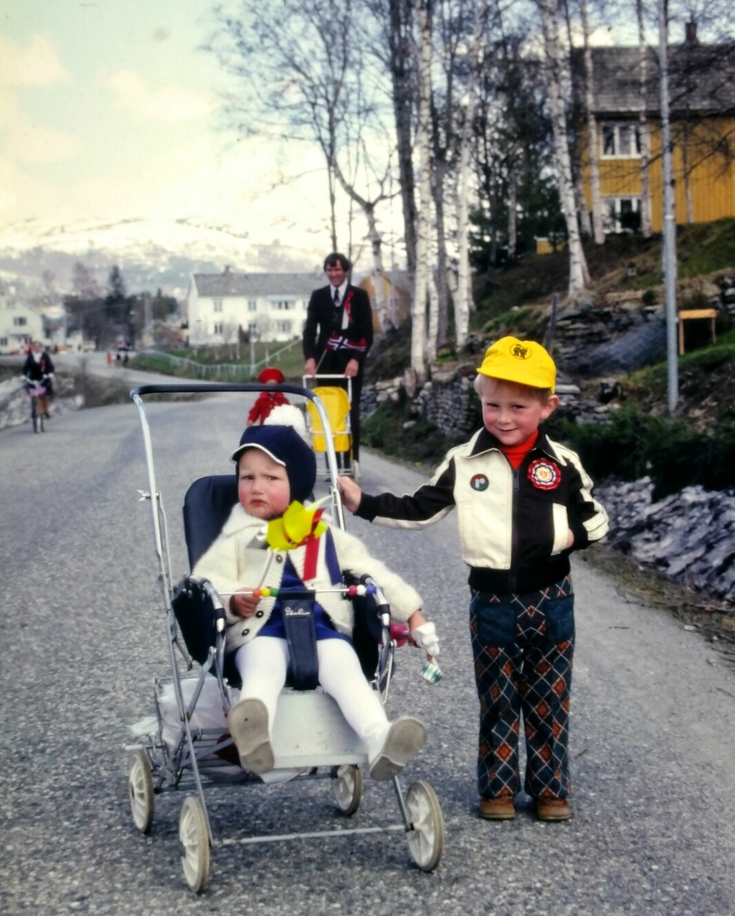 Grete Elshaug og Håkon Solvik på vei mot Rindal Kirke 17.mai i 1977, før det ble gangvei.