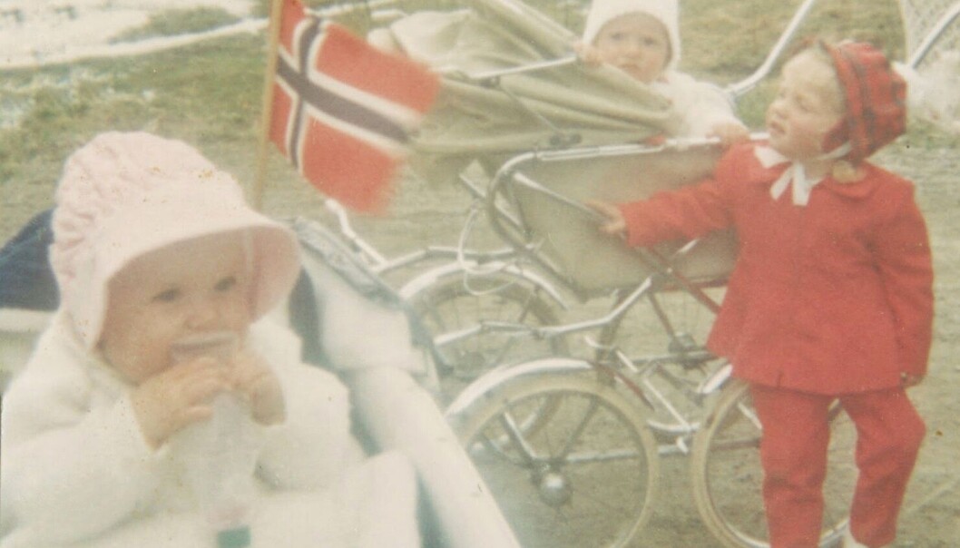 Undertegnede i bagvogn og Bente Bakken i sportsvogn. Den 15 måneder eldre søstra Lene, må nøye seg med å holde i vogna. Undertegnede i bagvogn og Bente Bakken i sportsvogn. Den 15 måneder eldre søstra Lene, må nøye seg med å holde i vogna.
