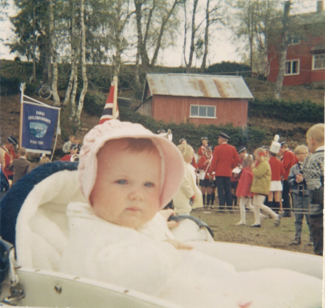 Undertegnede i bagvogn med tidsriktig sovepose feirer 17.mai på Trollbanen i 1970. Undertegnede i bagvogn med tidsriktig sovepose feirer 17.mai på Trollbanen i 1970.
