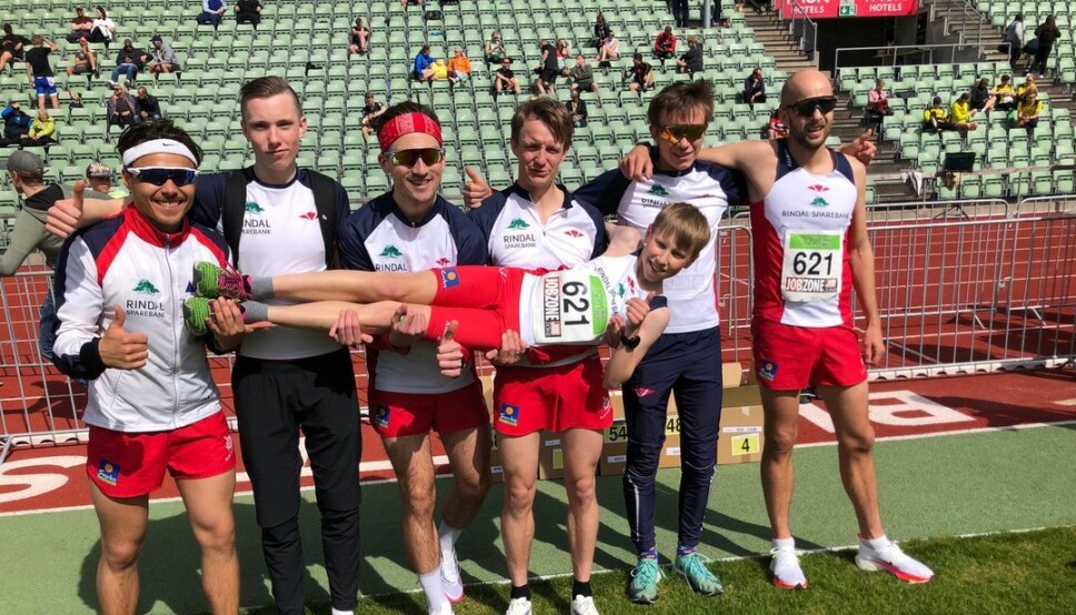 F.v. Olaf Bentzen, Magnus Øyen, Alex Hofstad, Markus Espelien, Erik Løfald og Kristoffer Nordvik, og det er Sebastian Børset som blir løftet.