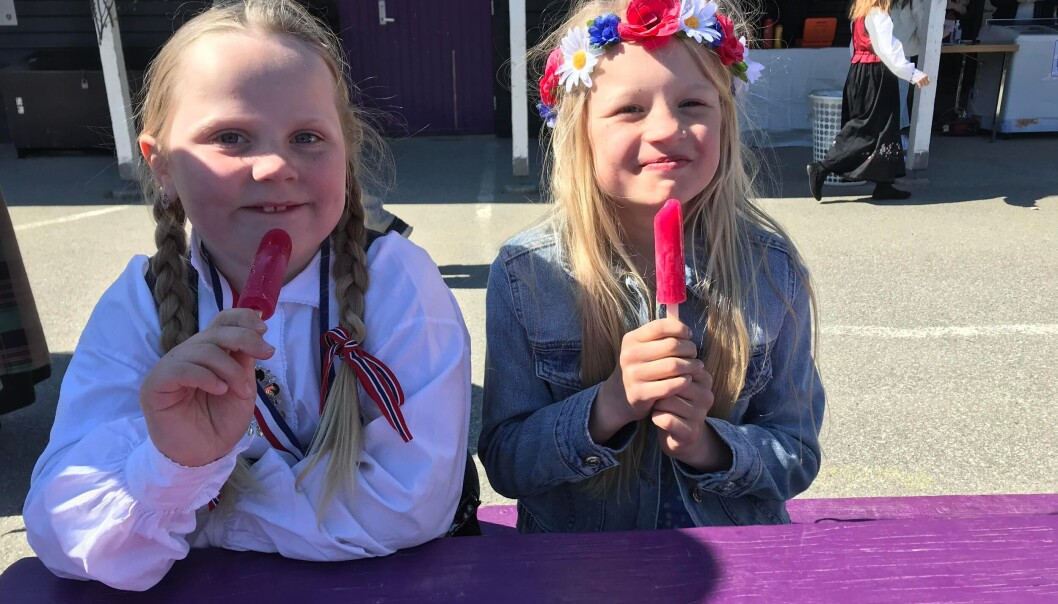 Elise og Ine kosar seg med is Elise og Ine kosar seg med is