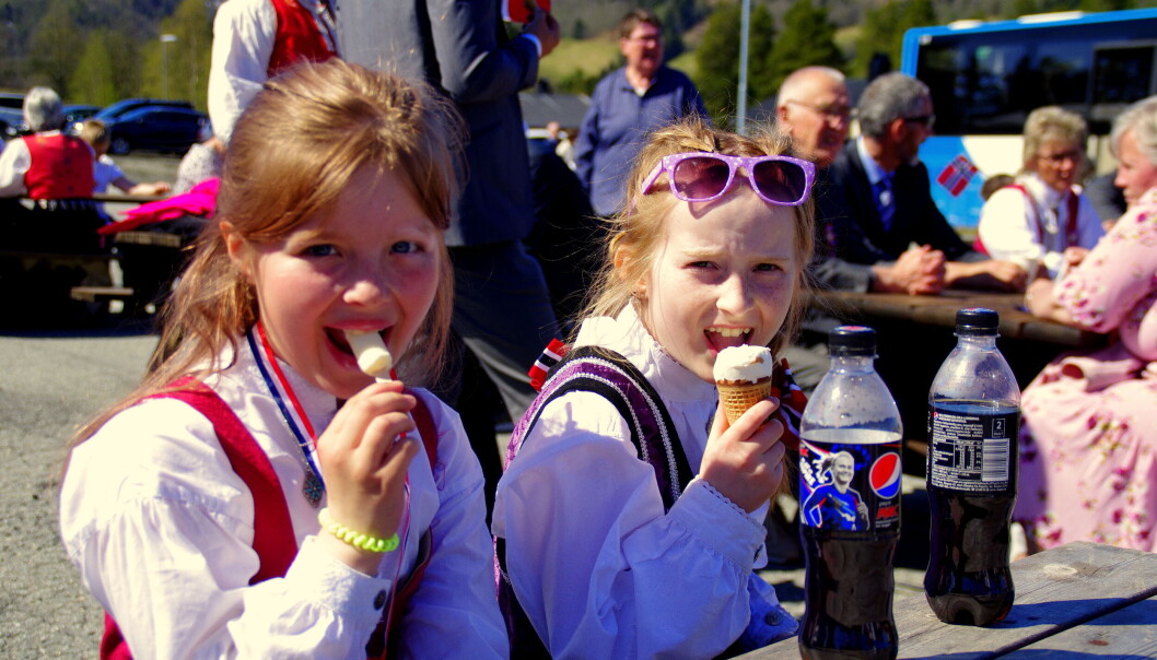 Kaisa og Astrid var i gang med første isen sin. Kaisa håpa å slå rekorden sin på 11 is denne 17.mai-dagen! Kaisa og Astrid var i gang med første isen sin. Kaisa håpa å slå rekorden sin på 11 is denne 17.mai-dagen!