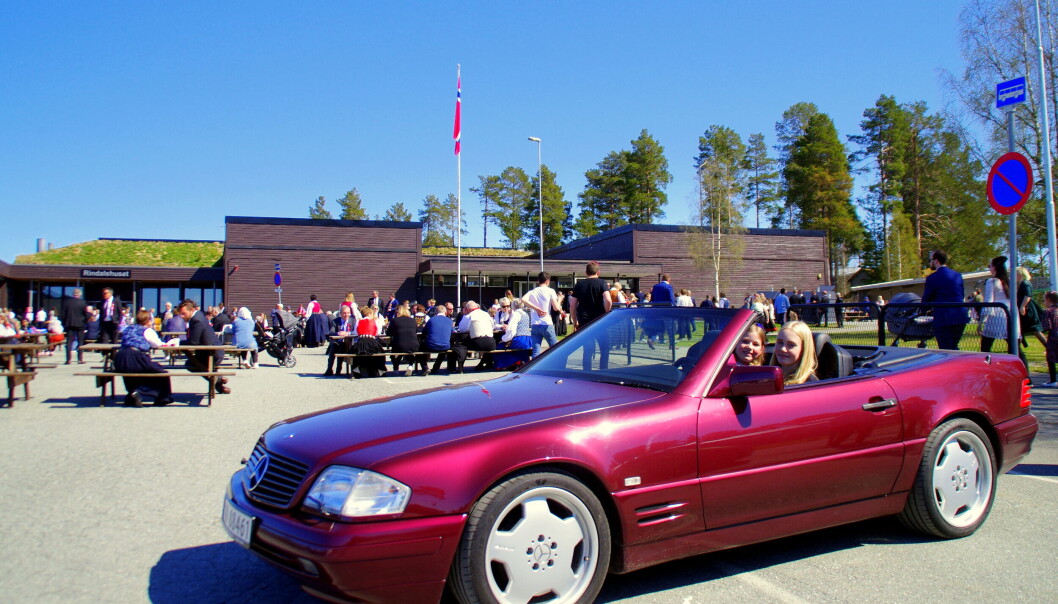 Ida og Anne kosa seg i Mercedesen, men dei lova å vente litt med å kjøre! Ida og Anne kosa seg i Mercedesen, men dei lova å vente litt med å kjøre!