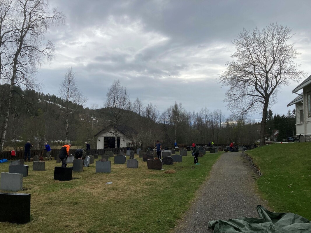 Frå dugnaden ved Øvre Rindal kapell onsdag kveld. Frå dugnaden ved Øvre Rindal kapell onsdag kveld.