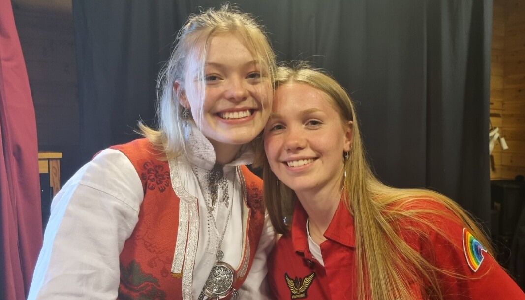 Aurora (t.v.) og Una heldt ein tankevekkande 17.mai-tale i Bøfjorden. Aurora (t.v.) og Una heldt ein tankevekkande 17.mai-tale i Bøfjorden.