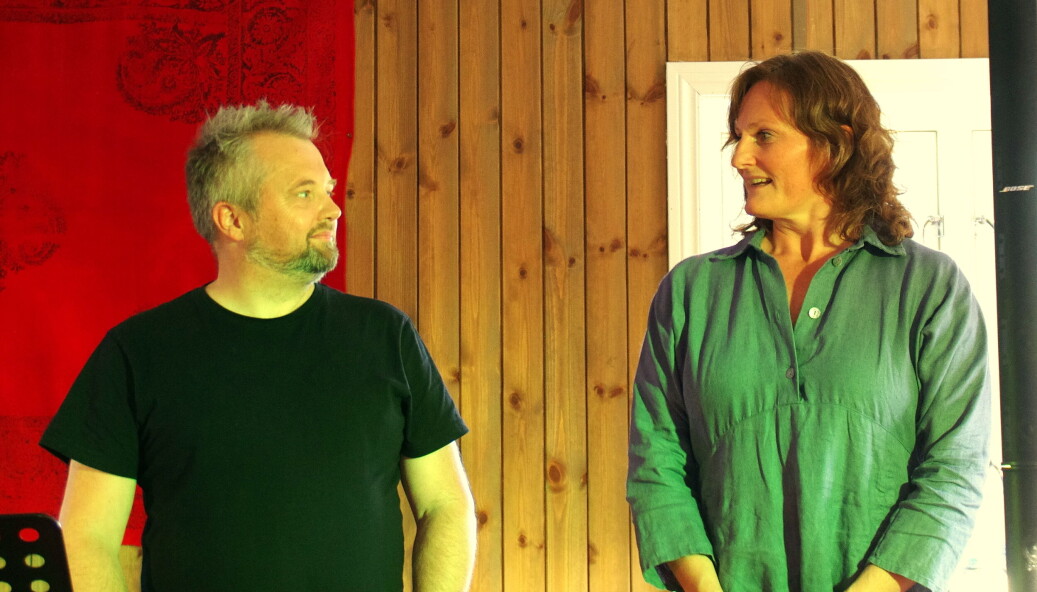 Vertskapet Ronny Kjøsen og Marit Løfaldli var glade over at dei kunne invitere til konsert på låven sin igjen. Vertskapet Ronny Kjøsen og Marit Løfaldli var glade over at dei kunne invitere til konsert på låven sin igjen.