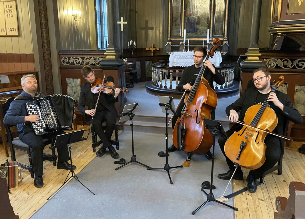 Musikantiske ensemble – Ronny Kjøsen, Lars Hølås, Eivind Heier og Jostein Brødreskift. Musikantiske ensemble – Ronny Kjøsen, Lars Hølås, Eivind Heier og Jostein Brødreskift.