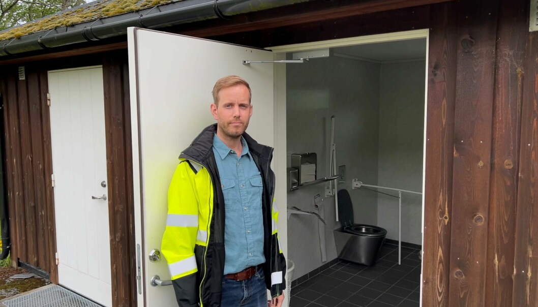 Enhetsleder teknisk drift, Johan Mogstad Åsenklint, ser alvorlig på skadene på sanitæranlegget.
