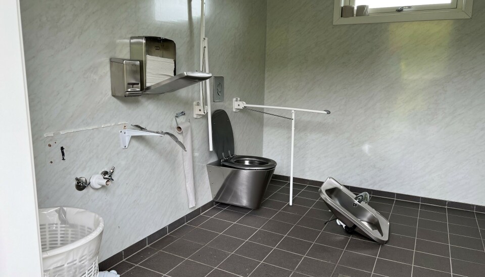 Nærmest identiske skader ble gjort på det andre doet. Forhåpentligvis sier det ingenting om den ansvarliges forhold til personlig hygiene.