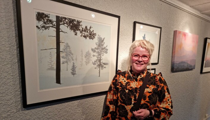 Anne Kristin Hagesæther foran bilde av tre fra de Rindalske skoger Anne Kristin Hagesæther foran bilde av tre fra de Rindalske skoger