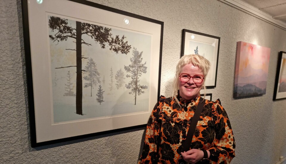 Anne Kristin Hagesæther foran bilde av tre fra de Rindalske skoger