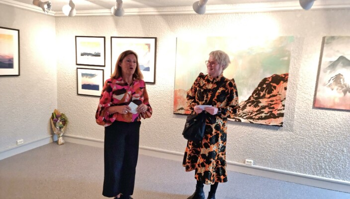 Surnadal kunstforenings Marit Elin Eid presenterer Anne Kristin Hagesæther Surnadal kunstforenings Marit Elin Eid presenterer Anne Kristin Hagesæther