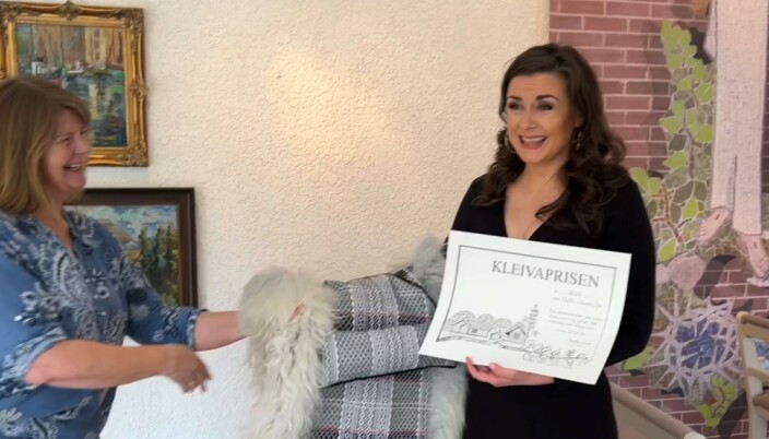 Lilli Husby overrakte skinnfell og foreløpig uinnrammet diplom til en rørt prisvinner. Lilli Husby overrakte skinnfell og foreløpig uinnrammet diplom til en rørt prisvinner.