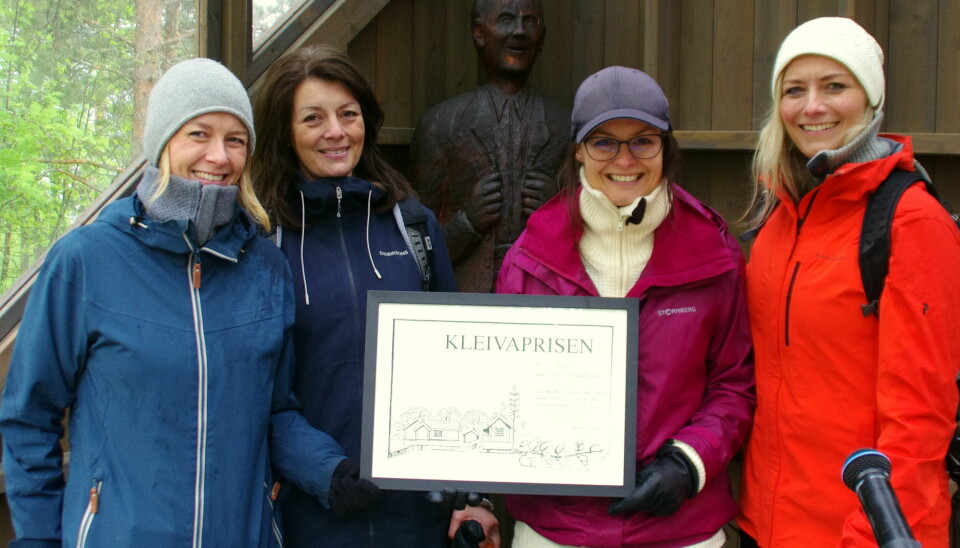 Søstrene til Kleivaprisvinnar 2022, Sigrid Vetleseter Bøe, - frå venstre Ida, Nora Maria og Gunnhild med prisplakaten.