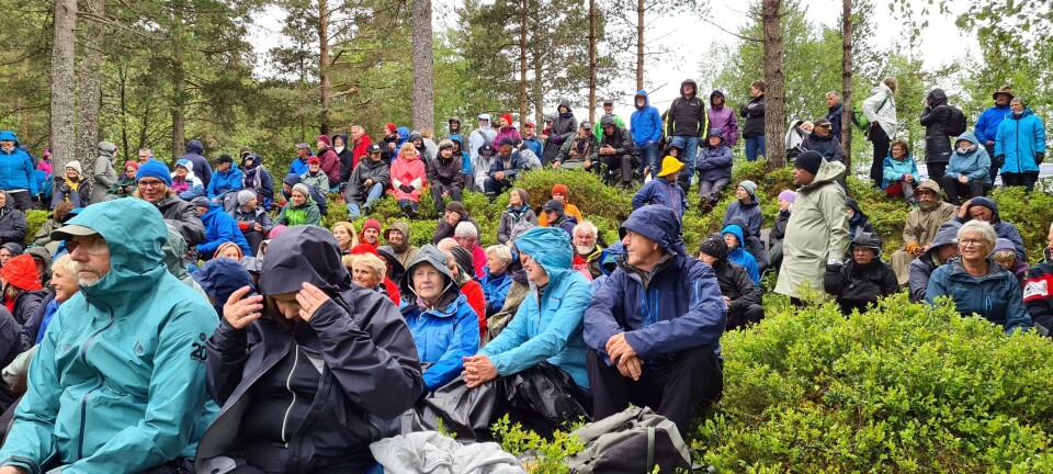 Frå Kleivakvelden 2022 Masse mennesker i regnklær.