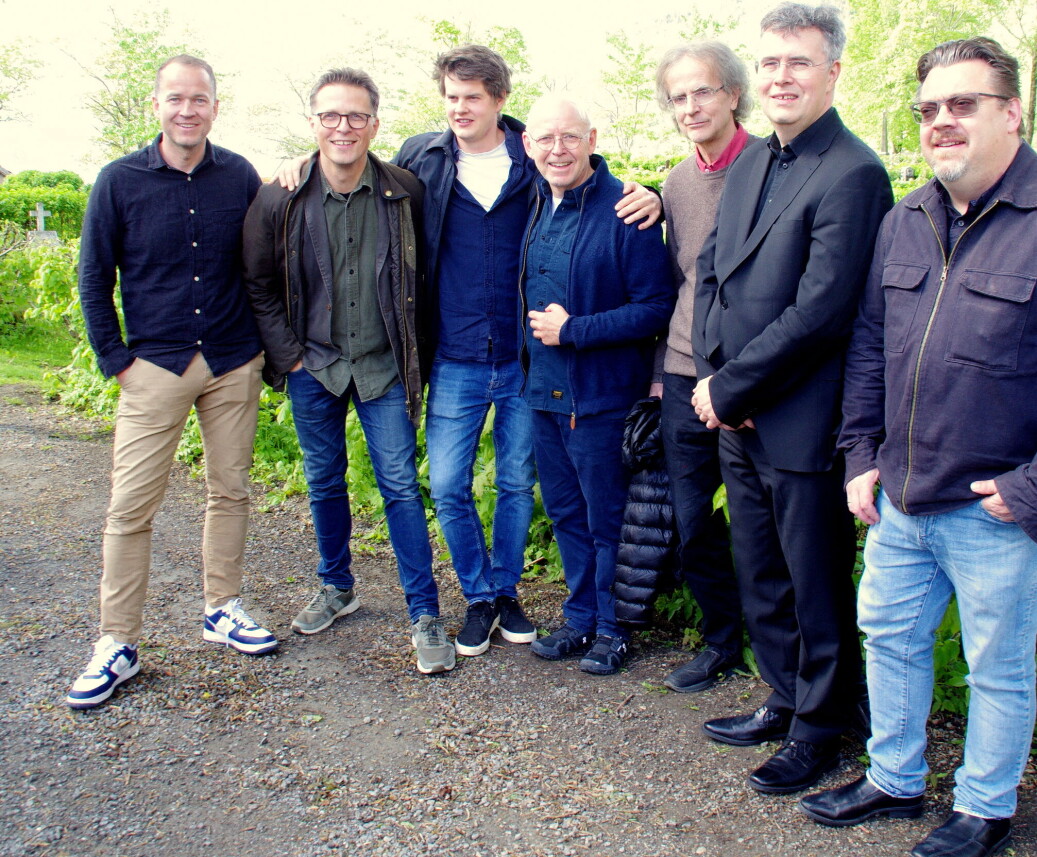Anders Larsen, Øystein Sonstad - cello, Magnus Boye Hansen - fiolin, Trond-Viggo Torgersen, Henning Sommerro, Geir Inge Lotsberg - fiolin og Alex Robson - cello. Anders Larsen, Øystein Sonstad - cello, Magnus Boye Hansen - fiolin, Trond-Viggo Torgersen, Henning Sommerro, Geir Inge Lotsberg - fiolin og Alex Robson - cello.
