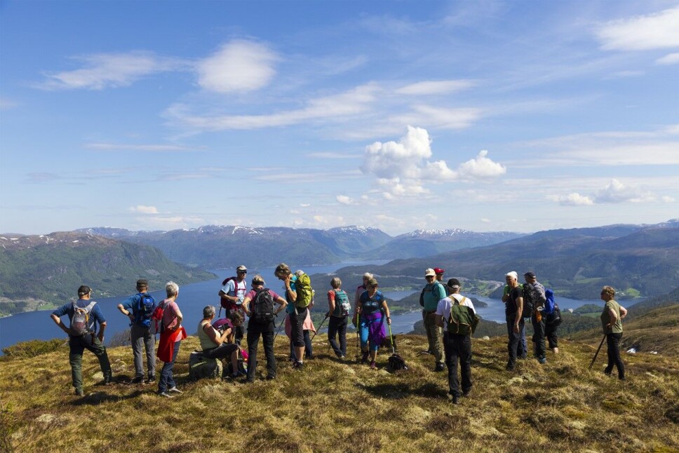 Utsyn til fjordar og fjell.