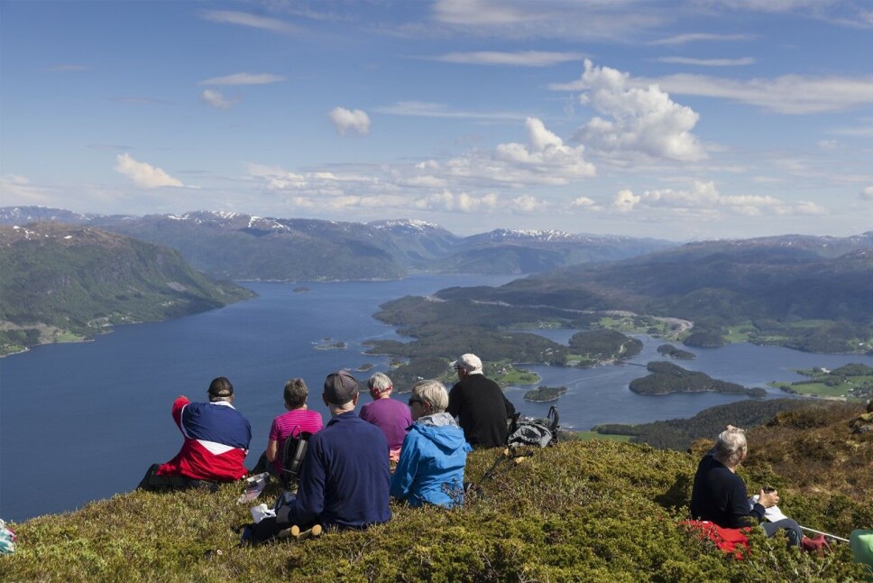 Ser mot Arasvikfjorden, Valsøyfjorden og Vinjefjorden.
