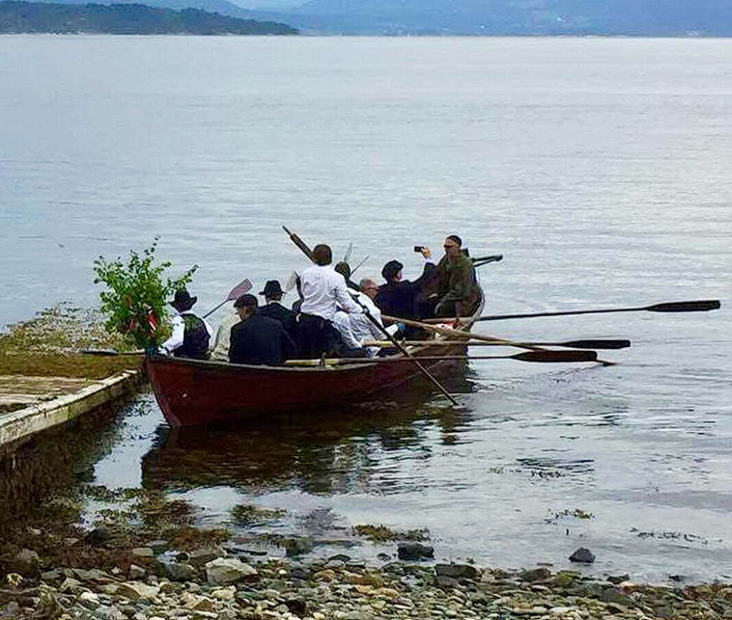 Gammaldags kyrkjebåtroing til pinsegudstenesta er levande tradisjon. Gammaldags kyrkjebåtroing til pinsegudstenesta er levande tradisjon.