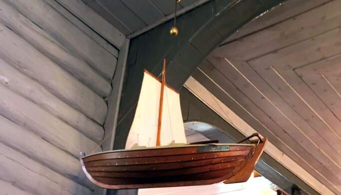 Kyrkjeskipet er modell av en robåt, laga av John M. Kleivset da han var 92 år. Kyrkjeskipet er modell av en robåt, laga av John M. Kleivset da han var 92 år.