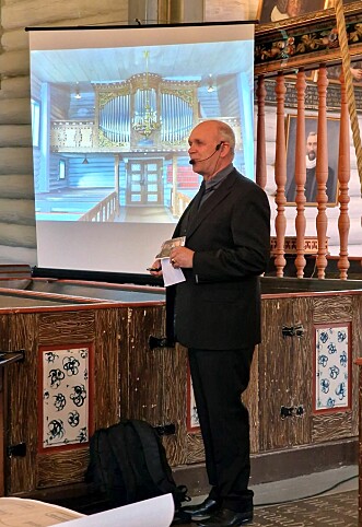 Organist Bjørn Leifsson orienterte om orgelet før han spela. Organist Bjørn Leifsson orienterte om orgelet før han spela.