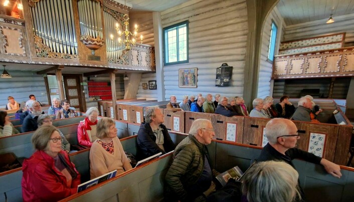 Forsamlinga lytta interessert til kåseriet til Einar Oterholm.