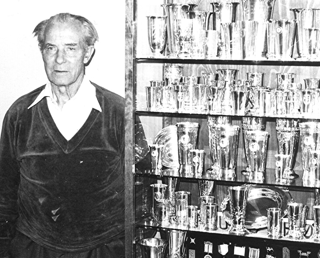 Sigurd Røen med premiesamlinga si. Sigurd Røen med premiesamlinga si.