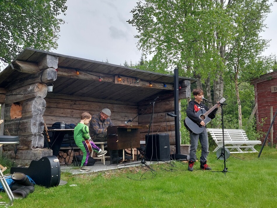 Far Sveinung på tramporgel, og lillebror Viljar på ukulele.