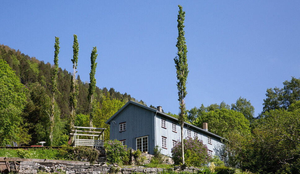 Kvalnesvika har en innholdsrik gardshistorie. Garden er omtalt allerede i 1550.