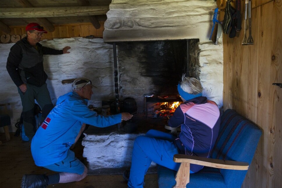 Pølsegrilling på den fine åren i seterskjelet.
