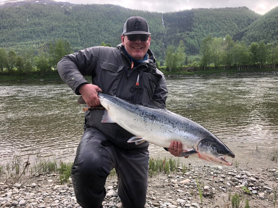 Reidar Botterli Frisenberg med den største Surnalaksen så langt i sesongen, 105 cm lang og 11,8 kg. Reidar Botterli Frisenberg med den største Surnalaksen så langt i sesongen, 105 cm lang og 11,8 kg.