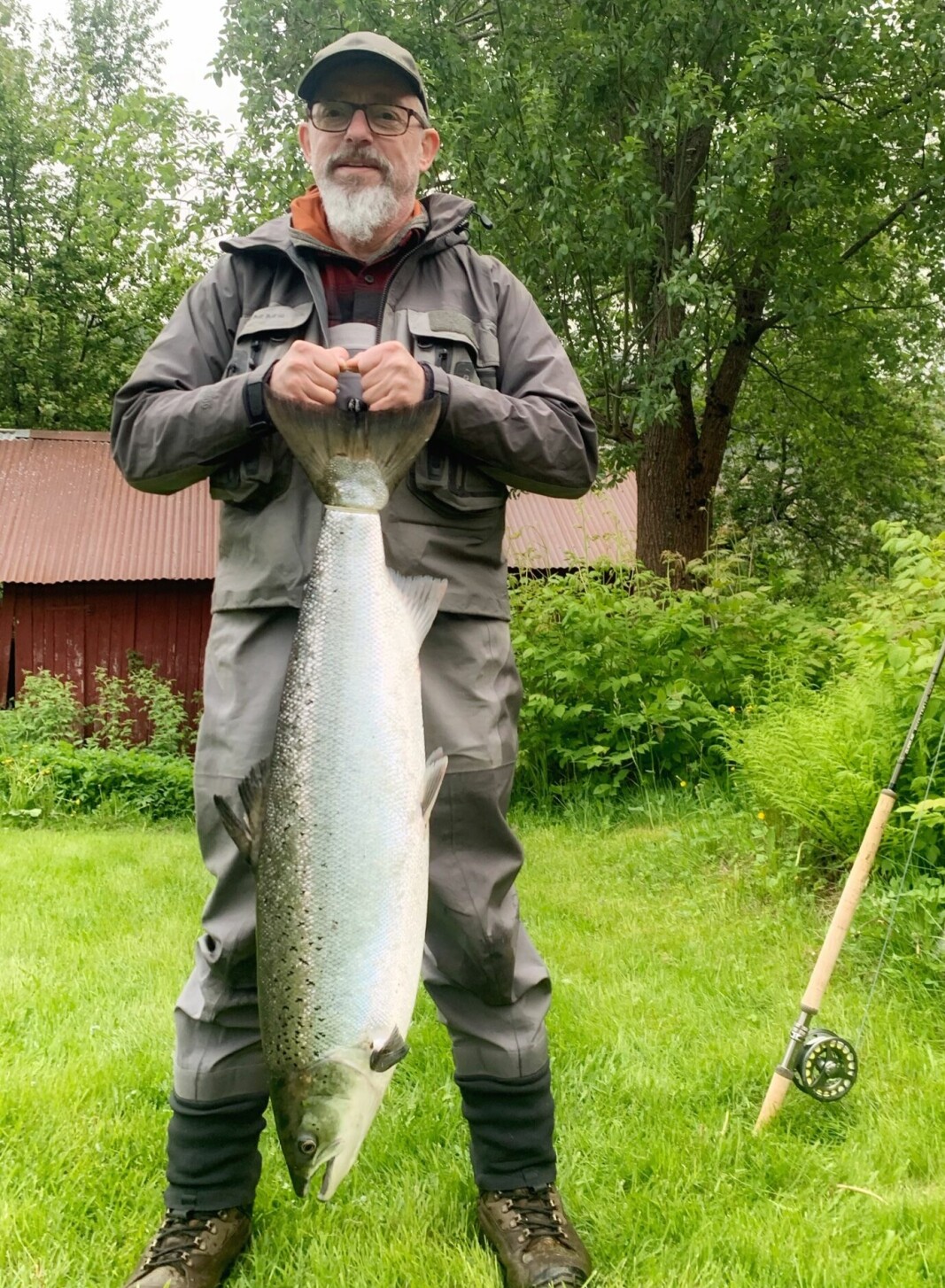 Fiskeveteranen Thøger Thøgersen med sin laks på 9,8 kg.