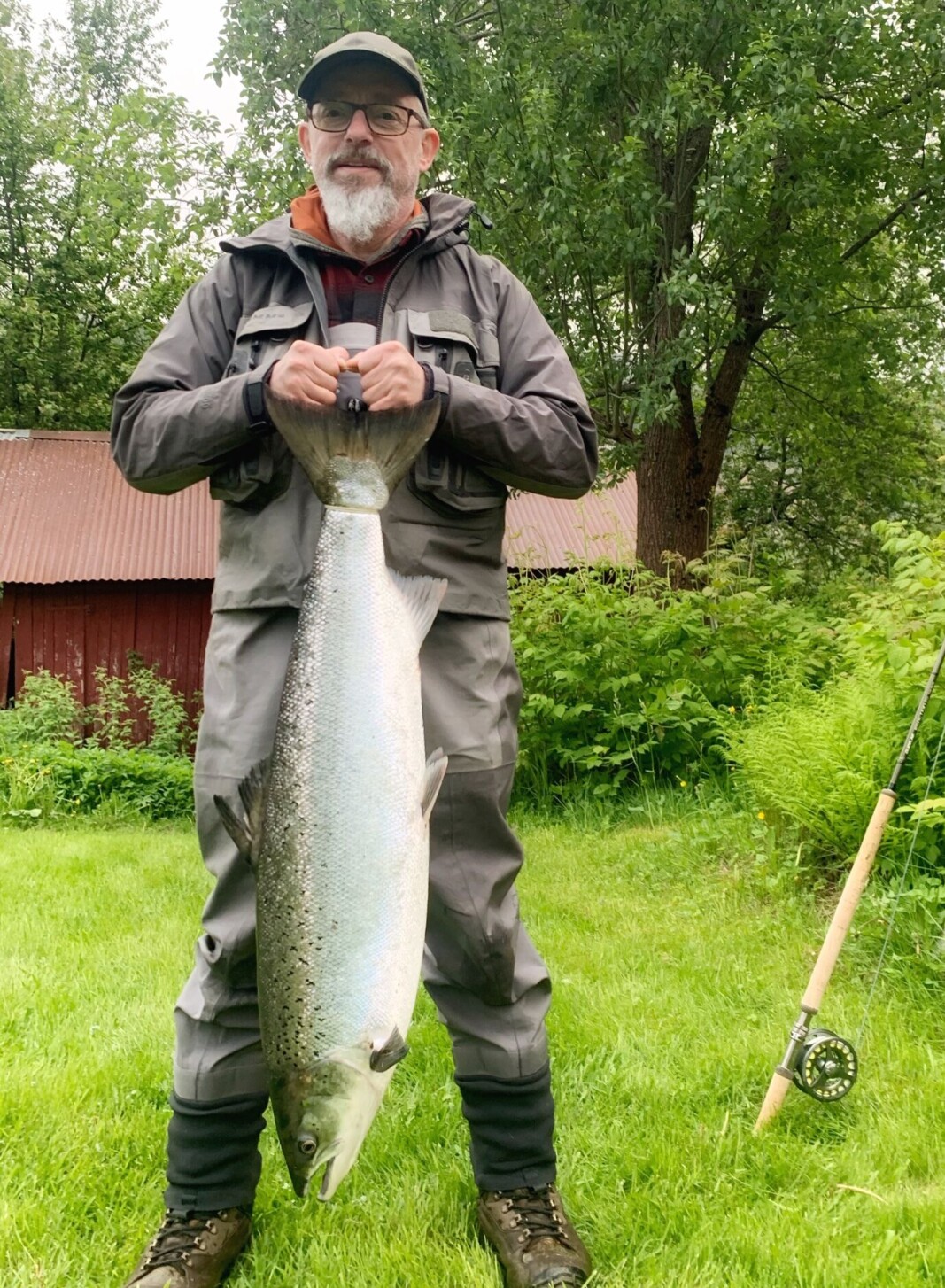 Fiskeveteranen Thøger Thøgersen med sin laks på 9,8 kg. Fiskeveteranen Thøger Thøgersen med sin laks på 9,8 kg.