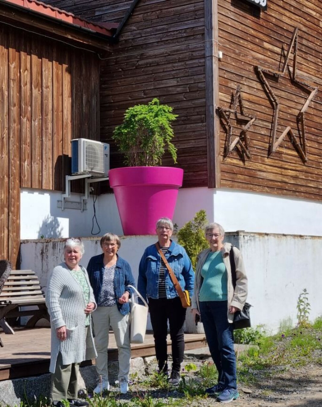 Utenfor Gammelfabrikken. Fra venstre Marit, Helene, Anne-Lise og Liv. Utenfor Gammelfabrikken. Fra venstre Marit, Helene, Anne-Lise og Liv.