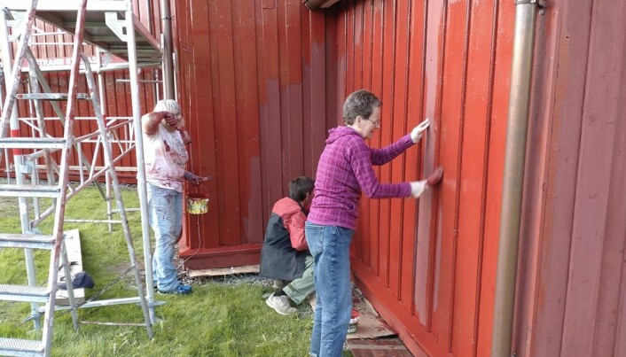 Tove Mogstad målar både seg sjølv og kyrkja. Her saman med Tone Nes Fiske og Jarle Fiske. Tove Mogstad målar både seg sjølv og kyrkja. Her saman med Tone Nes Fiske og Jarle Fiske.