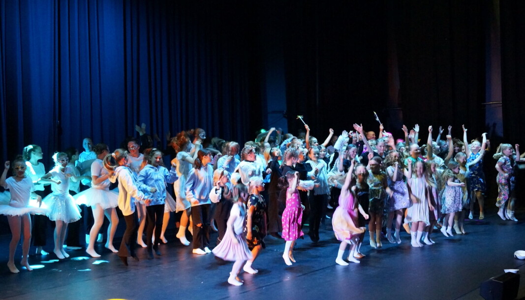 Alle dansere til scenen for applaus! Alle dansere til scenen for applaus!