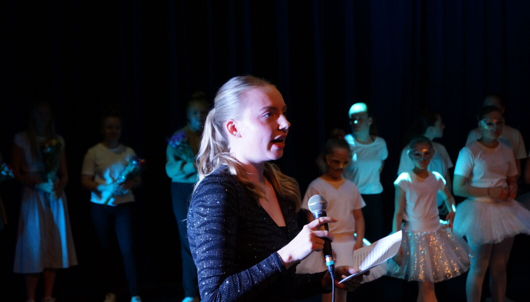 Frida Bergheim takket sine dansere og medhjelpere for innsatsen. Frida Bergheim takket sine dansere og medhjelpere for innsatsen.