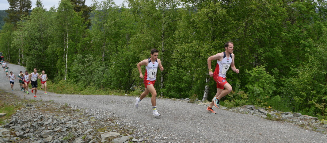 Erik Kårvatn lå rett bak ledende Helge Langen ut på den første runden, men i siste halvdel av løpet tok Erik ledelsen og vant.