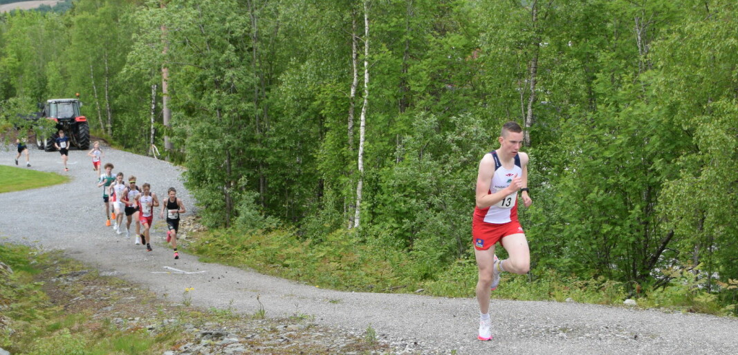 Det var ti deltakerne i klassen 15 - 16 år, som løp 3 km (1 runde). Magnus Øyen (Rindal IL) fikk straks ei luke til resten av feltet.