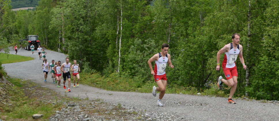I junior/senior-klassen er det Erik Kårvatn og Helge Langen, begge Rindal IL, som sammen drar fra resten av feltet fra start.