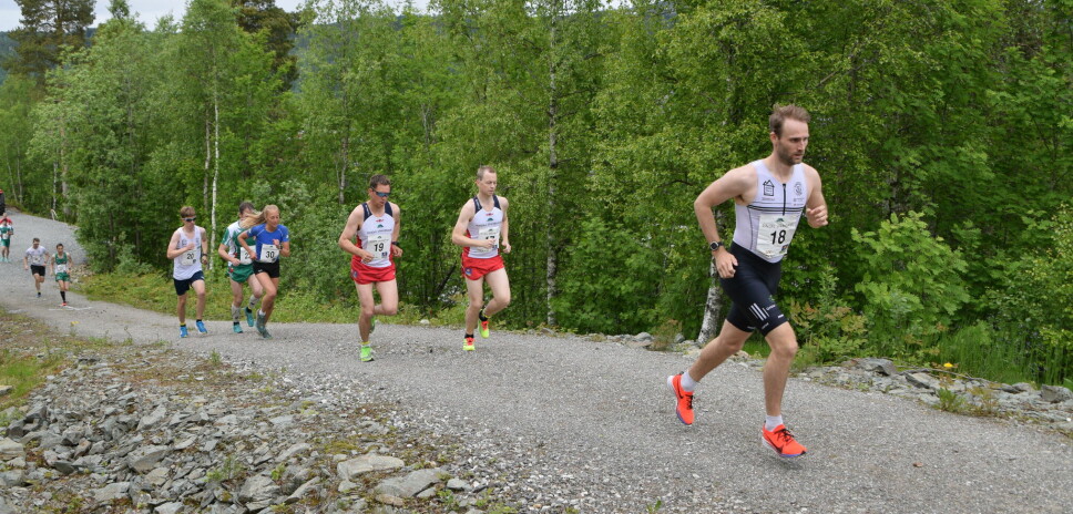 Øystein Solligård (Svorkmo N.O.I.) ligger på tredjeplass i feltet tidlig i løpet, foran Sigmund Ofstad og Morten Svinsås fra Rindal IL. Marte Lien Johnsen fra Byåsen IL rett bak.