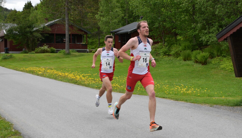 Nesten halvvegs i løpet er Helge Langen fortsatt i tet, med Erik Kårvatn rett bak.