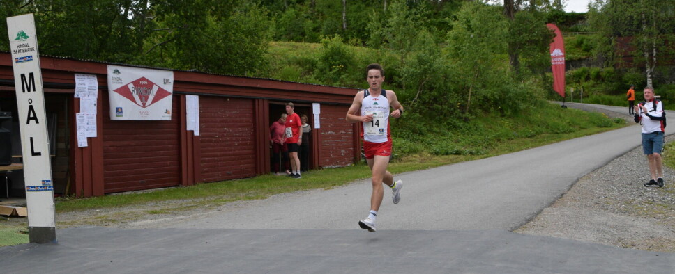 Erik Kårvatn først over målstreken, og vinner i klassen menn 21 - 39 år.