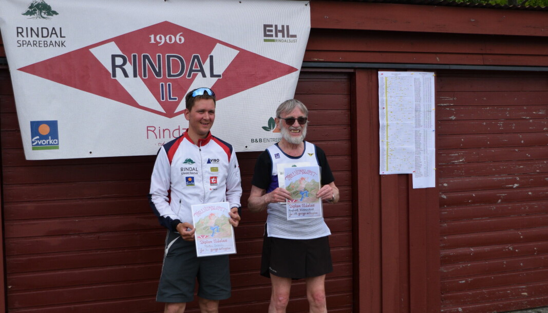 Morten Svinsås (t.v.) fikk en utmerkelse for å ha deltatt i Trollheimsløpet hele 30 ganger! Hagbart Vebostad fra Strindheim (t.h.) har deltatt 25 ganger.