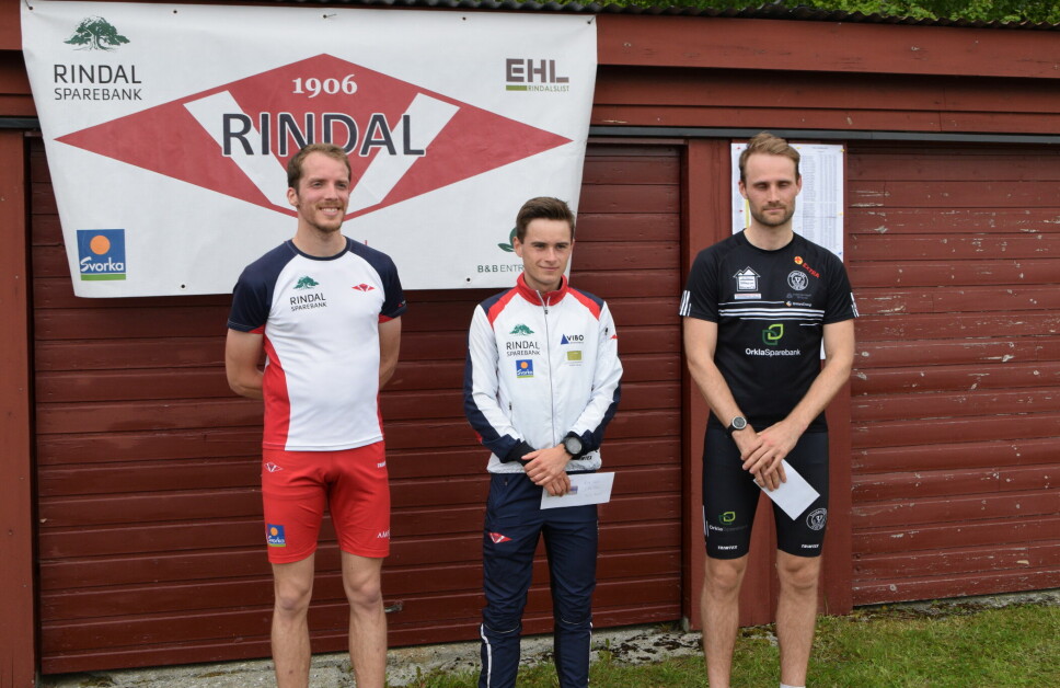 Vinner i klassen Menn 21-39 år Erik Kårvatn i midten, flankert av Helge Langen på andreplass og Øystein Solligård på tredjeplass.