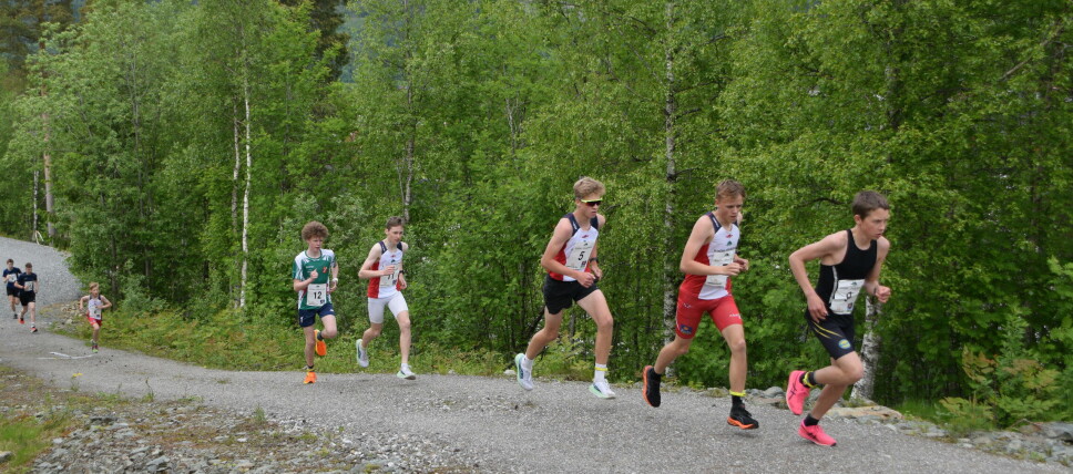 Tidlig i løpet ligger Sven Nevin (Strindheim IL ) som nr 2, foran Olav Fugelsøy (Rindal IL), Håkon Bøklep (Rindal IL), Aron Rodal Haugen (Rindal IL) og Kristian Hyttnes Sødal (Kyrksæterøra IL),