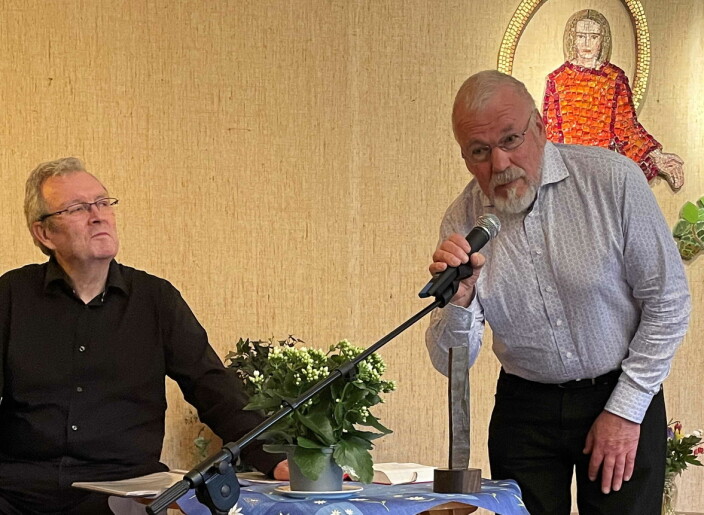 Sverre Hatle fortalte om salmen han har skrive i salmeboka.