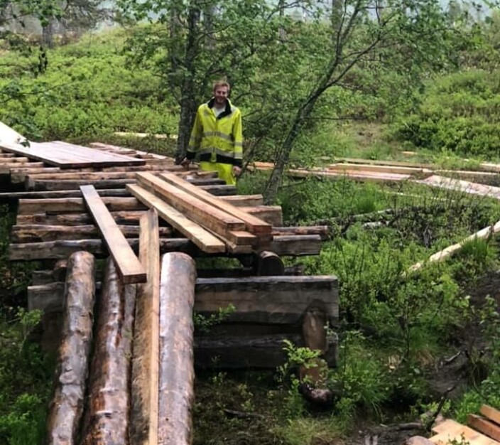 Robert frå Husasnotra er for tida åleine og bygger bru på Galtmettet, og seier han aldri har hatt finare arbeidsplass. Robert frå Husasnotra er for tida åleine og bygger bru på Galtmettet, og seier han aldri har hatt finare arbeidsplass.