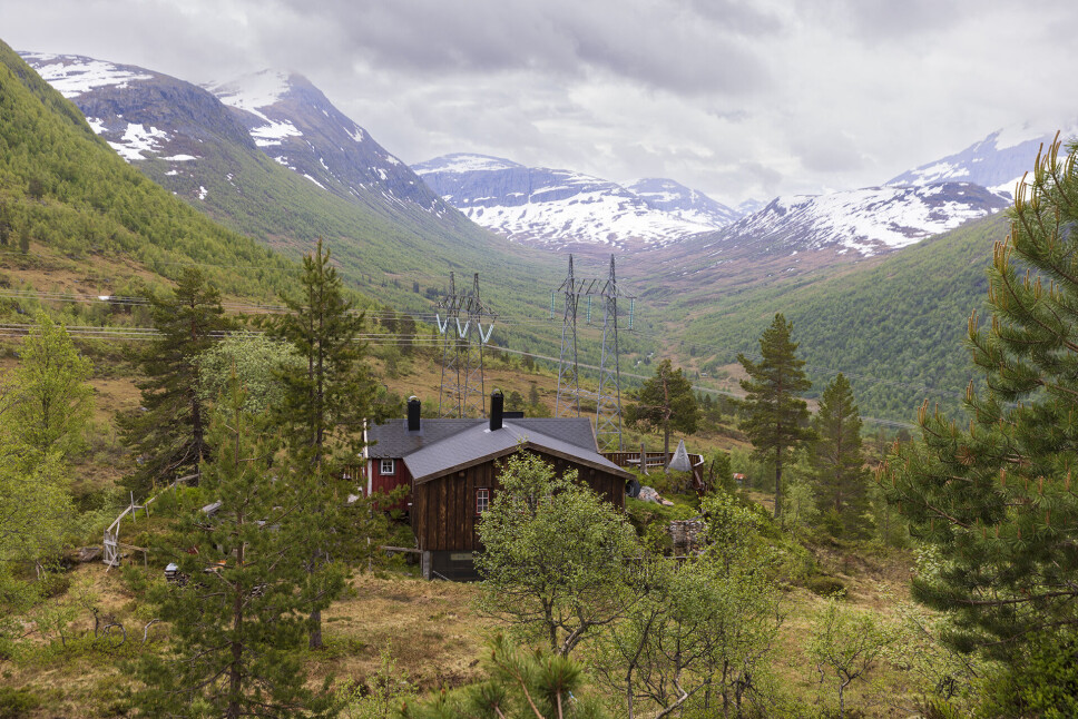 Passerer Skaråsen.