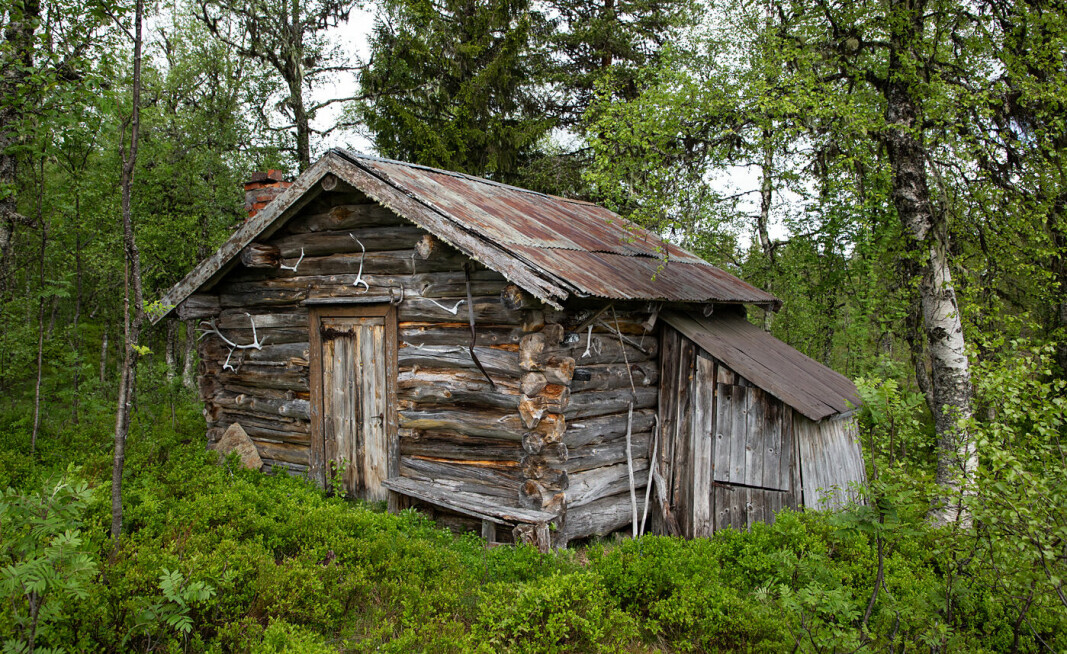 Ruslet først til hyttefeltet ved Geitostdalen. Tok et bilde av dette maleriske tømmerhuset.